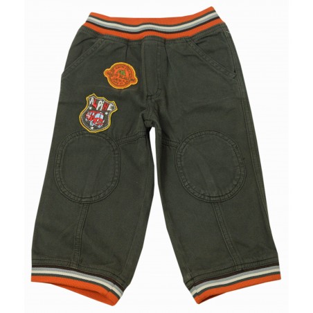 Бебешки панталон в масленозелен цвят за момче с емблеми